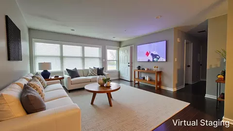 560 Geronimo St, Hoffman Estates, IL 60169 photo 2