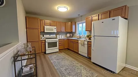 560 Geronimo St, Hoffman Estates, IL 60169 photo 3