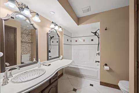 Bath - 1760 Pebble Beach Dr, Hoffman Estates, IL 60169 photo 2 of 3