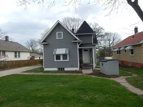 909 23rd St, Bettendorf, IA 52722