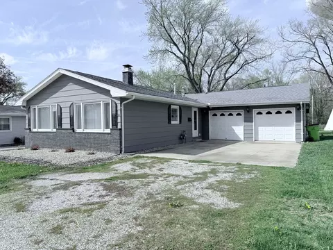 311 E Allen St, Farmer City, IL 61842