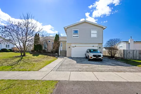 649 Hiawatha Dr, Carol Stream, IL 60188