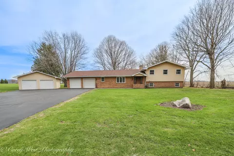 1 S069 Green Rd, Elburn, IL 60119