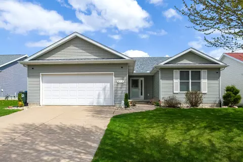 5317 Hillandale Rd, Davenport, IA 52806