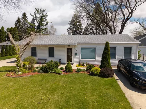 813 Parkside Ct, Streamwood, IL 60107