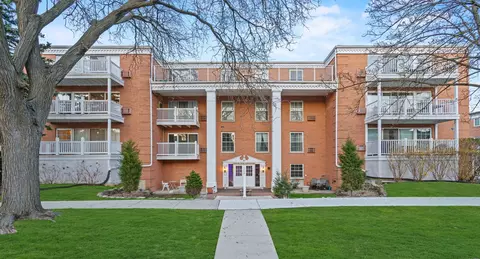 81 S 6th Ave #202, La Grange, IL 60525