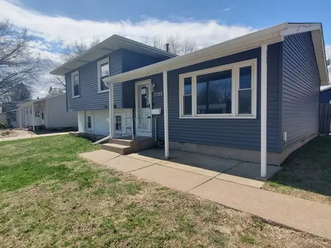 3302 Greenbrier Dr, Bettendorf, IA 52722
