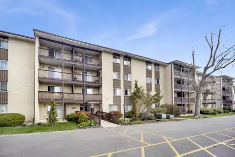 650 Murray Ln #203, Des Plaines, IL 60016