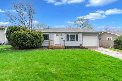 2707 Cypress Dr, Bettendorf, IA 52722