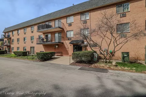 1052 N Mill St #303, Naperville, IL 60563
