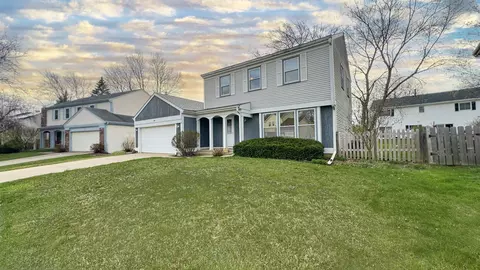 28 Montgomery Ln, Vernon Hills, IL 60061