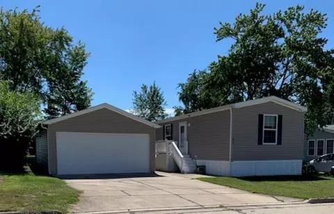 18 Troy Ct, Bloomington, IL 61701