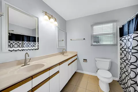 Bath - 371 Cimarron Ct, Aurora, IL 60504 photo 1 of 3