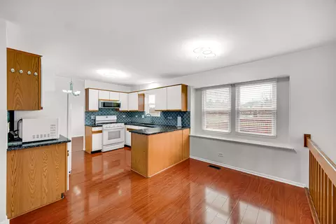 Kitchen - 371 Cimarron Ct, Aurora, IL 60504 photo 2 of 5