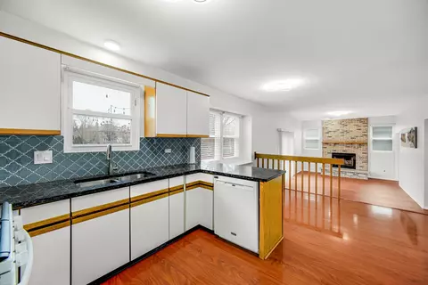 Kitchen - 371 Cimarron Ct, Aurora, IL 60504 photo 5 of 5