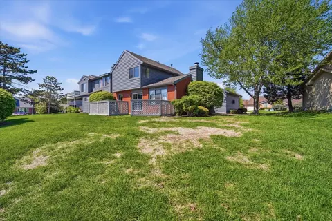 Exterior - 2 Sun Pointe Ct #2A, Bloomington, IL 61704 photo 3 of 6