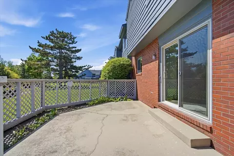 Exterior - 2 Sun Pointe Ct #2A, Bloomington, IL 61704 photo 5 of 6