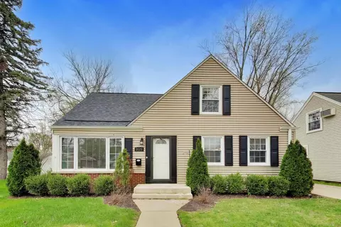 909 E Oakton St, Arlington Heights, IL 60004