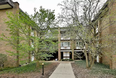 360 Claymoor Ave #2E, Hinsdale, IL 60521