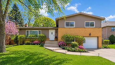 813 Castlewood Ln, Deerfield, IL 60015