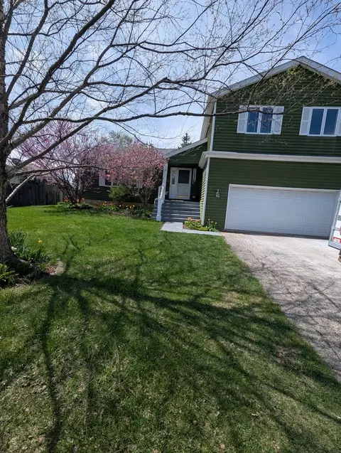 6 Crows Nest Ct, Third Lake, IL 60030