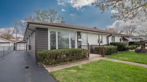 8953 S Corcoran Rd, Hometown, IL 60456
