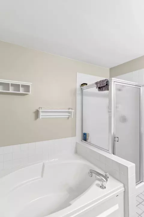Bath - 697 Bent Ridge Ln, Elgin, IL 60120 photo 1 of 4