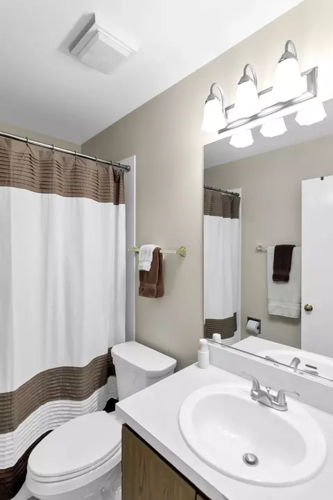 Bath - 697 Bent Ridge Ln, Elgin, IL 60120 photo 3 of 4