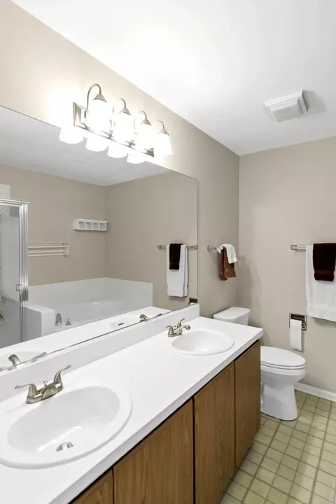 Bath - 697 Bent Ridge Ln, Elgin, IL 60120 photo 2 of 4