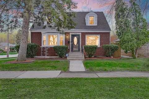 302 W 145th St, Riverdale, IL 60827