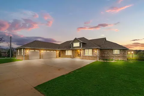 10016 E Hickory Ridge Dr, Rochelle, IL 61068