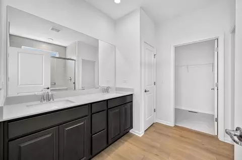 Bath - 15050 S Darr Dr, Plainfield, IL 60544 photo 1 of 2