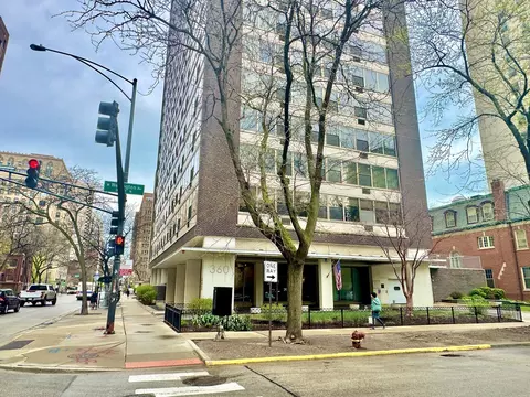 360 W Wellington Ave #15D, Chicago, IL 60657