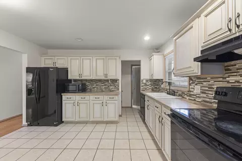 Kitchen - 17908 Lorenz Ave, Lansing, IL 60438 photo 1 of 3