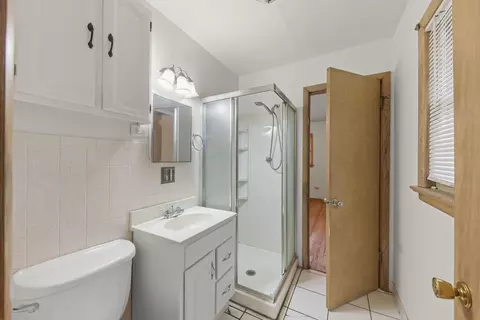 Bath - 17908 Lorenz Ave, Lansing, IL 60438 photo 1 of 2
