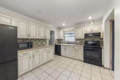 Kitchen - 17908 Lorenz Ave, Lansing, IL 60438 photo 2 of 3