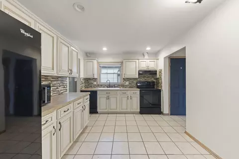 Kitchen - 17908 Lorenz Ave, Lansing, IL 60438 photo 3 of 3