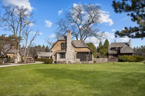 561 Hathaway Cir, Lake Forest, IL 60045
