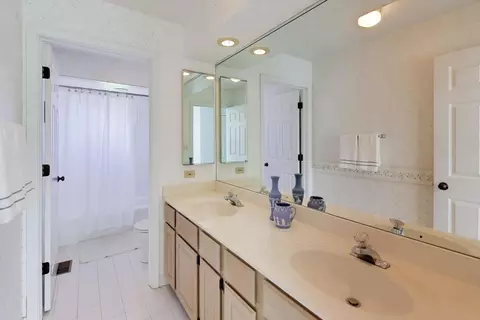 Bath - 1038 Elmdale Rd, Glenview, IL 60025 photo 3 of 3