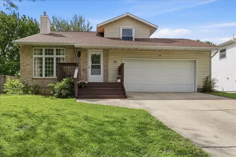 13 Rutherford Ct, Bloomington, IL 61704
