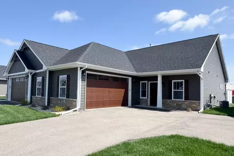 540 Anjali Ct #R, Sycamore, IL 60178