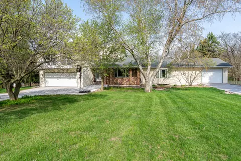 9 Valley View Dr, Blue Grass, IA 52726