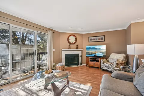 Living - 241 E Parallel St #1A, Palatine, IL 60067 photo 4 of 4