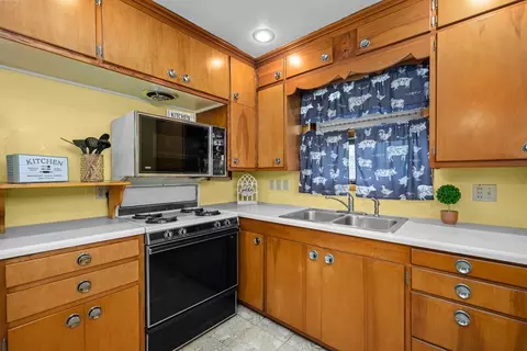 Kitchen - 2374 33 St, Moline, IL 61265 photo 2 of 3