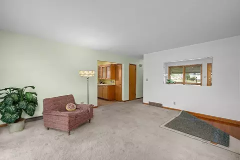 Living - 2374 33 St, Moline, IL 61265 photo 2 of 4