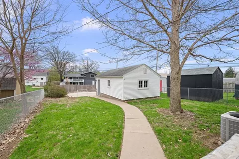 Exterior - 2374 33 St, Moline, IL 61265 photo 4 of 4