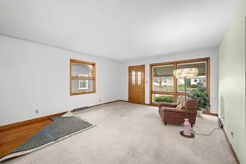 Living - 2374 33 St, Moline, IL 61265 photo 4 of 4
