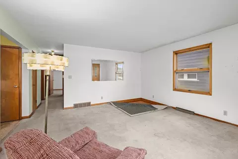 Living - 2374 33 St, Moline, IL 61265 photo 3 of 4