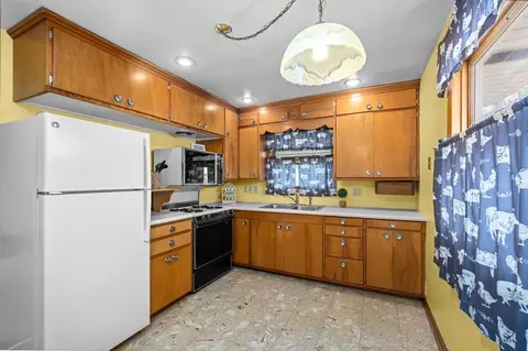Kitchen - 2374 33 St, Moline, IL 61265 photo 1 of 3