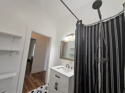 Bath - 505 E 7th St, Metropolis, IL 62960 photo 2 of 2